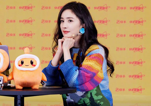 Dương Mịch đúng chất đại minh tinh khi có tới gần 20 nhân viên bảo vệ hộ tống tại sự kiện