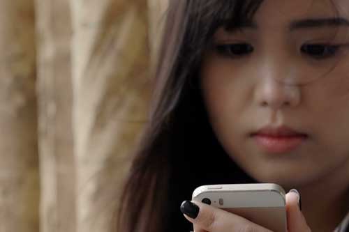 Đang xem livestream của chị gái, tôi giật mình khi thấy một người xăm trổ bước vào quát nạt