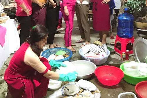 Hình ảnh gây "bão" MXH của nàng dâu mới phải rửa cả chồng bát mà vẫn bị nhắc "rửa chưa sạch thì rửa lại" và lý do cực thuyết phục được đưa ra
