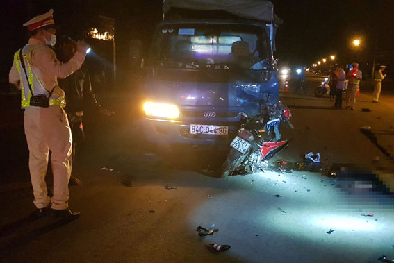 Xe máy lấn làn đấu đầu xe tải, một người tử vong