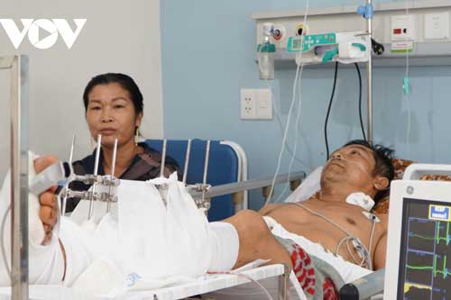 Người đàn ông bị đối tượng lạ mặt chém gần đứt lìa chân