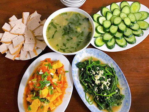 Nữ sinh viên khoe bữa cơm 3 người chỉ 50k, đảm bảo đủ chất