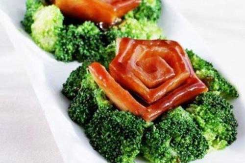 Chỉ là miếng thịt luộc, vợ biến thành "vườn hoa", cả chồng lẫn khách đều kinh ngạc