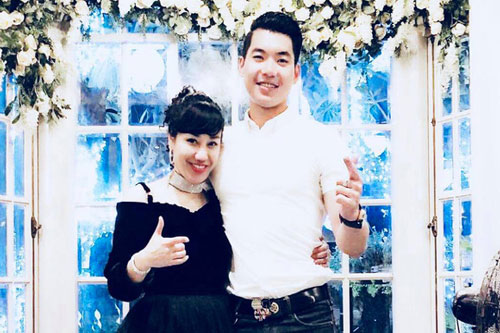 Khoảnh khắc tình tứ của vợ chồng Trương Nam Thành