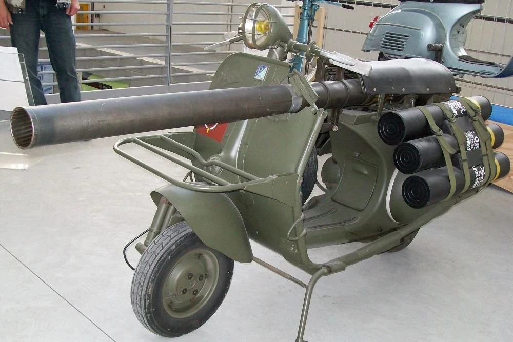 Xe mô tô Vespa chống tăng của Lính dù Pháp. Ảnh: Popular Mechanic.
