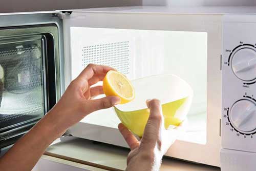 Cách làm sạch lò vi sóng trong vòng một nốt nhạc