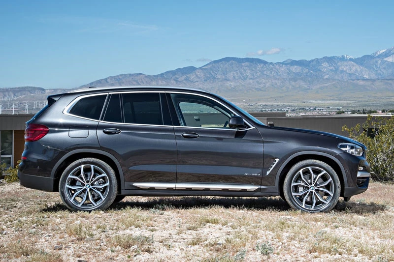 3. BMW X3 2020 (giá khởi điểm: 41,950 USD, điểm tổng thể: 8,4/10).