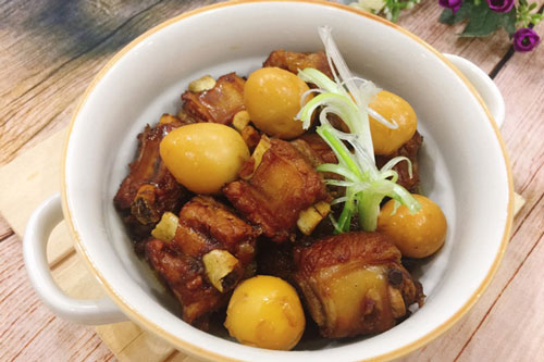 Cách làm sườn non kho trứng cút cực hao cơm ngày lạnh