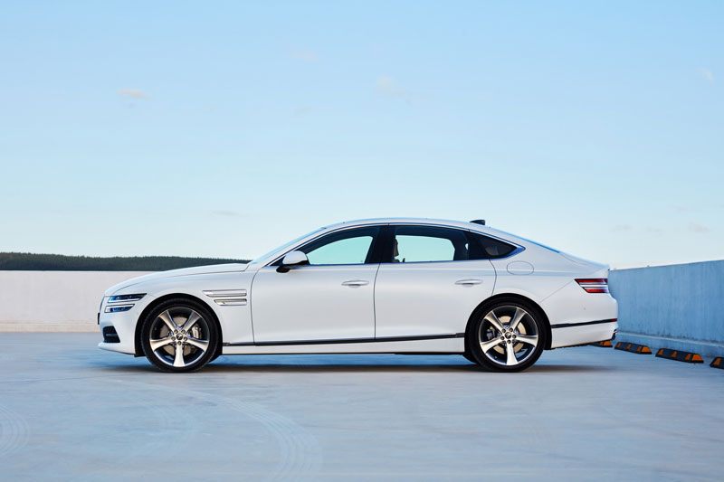 Cận cảnh xe sedan công suất 374 mã lực, giá hơn 1,7 tỷ đồng