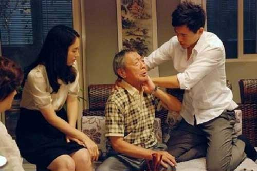 Bố chồng bệnh nặng mà các anh chị đều lảng tránh, tôi thương ông đành đứng ra nhận chăm sóc, ai ngờ ông lập tức bật dậy thông báo một điều khiến tất cả kinh hãi