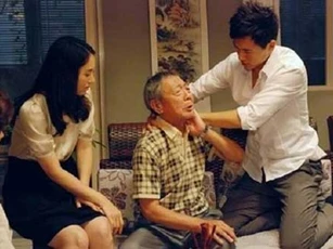 Bố chồng bệnh nặng mà các anh chị đều lảng tránh, tôi thương ông đành đứng ra nhận chăm sóc, ai ngờ ông lập tức bật dậy thông báo một điều khiến tất cả kinh hãi