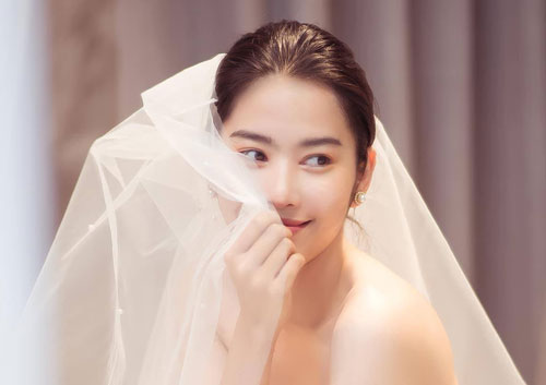 Hết khoe nhẫn ngón áp út, Nam Em tung liền ảnh thử đồ cưới: Tin đồn theo chồng về dinh là thật?