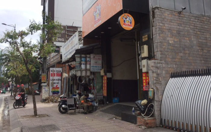 Bé 1 tuổi mắc COVID-19 từng đến sân bay, quán karaoke và tiếp xúc gần với 17 người