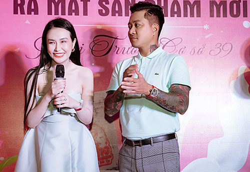 Tuấn Hưng đeo đồng hồ 5,8 tỷ đồng