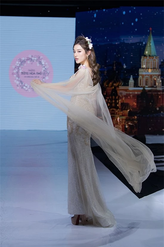 Đã lâu không đi catwalk nhưng người đẹp vẫn giữ được phong thái tự tin và những bước đi uyển chuyển.