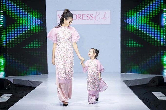 Show diễn còn có sự tham gia của người mẫu Hồng Quế và con gái Cherry với vai trò vedette của một bộ sưu tập áo dài. Màn catwalk của mẹ con Hồng Quế nhận được nhiều tràng pháo tay từ khán giả theo dõi show diễn.