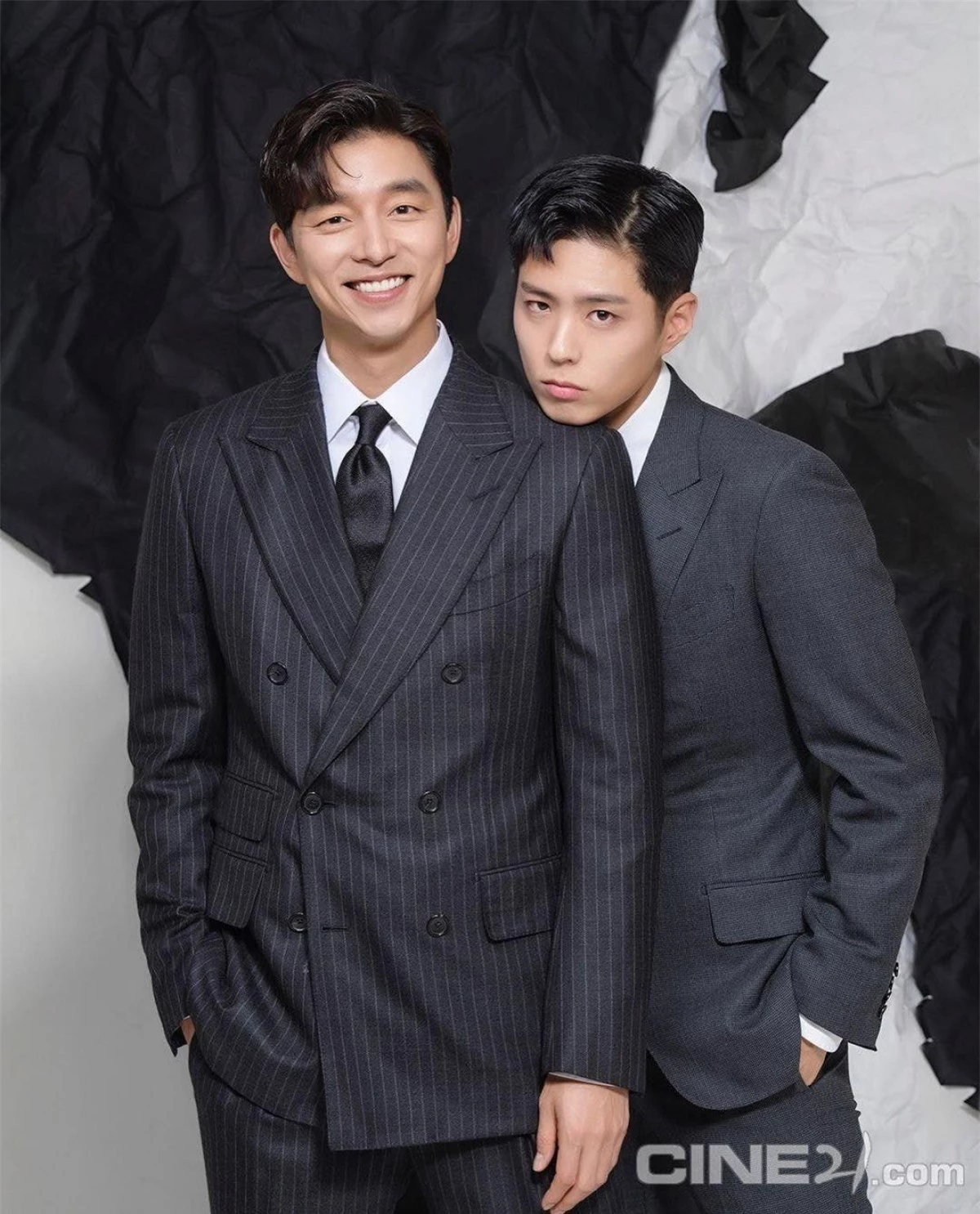 Gong Yoo - Park Bo Gum hiện đang là những cái tên sáng giá của màn ảnh Hàn Quốc nên sự xuất hiện của cả hai trong cùng một khung hình khiến khán giả phấn khích. Sức nóng của bộ đôi đã khiến tạp chí này "cháy hàng" ngay khi vừa mở bán.