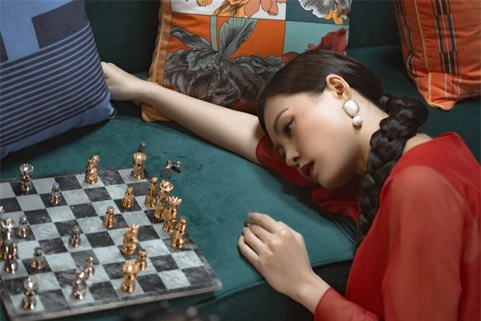 Bùi Lan Hương mặc váy đỏ rực rỡ nhưng buồn mộng mị trong MV nhạc phim Gái già lắm chiêu V.