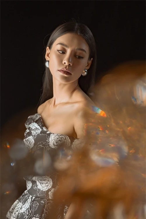 Bùi Lan Hương diện váy họa tiết hoa bạch trà - biểu tượng của bộ phim.