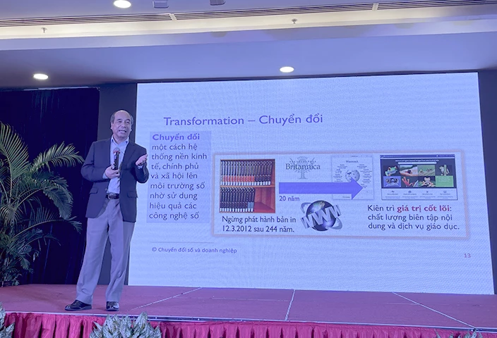 Theo GS. Hồ Tú Bảo, lãnh đạo phải là người dẫn đầu trong quá trình chuyển đổi số ở doanh nghiệp. Theo GS. Hồ Tú Bảo, lãnh đạo phải là người dẫn đầu trong quá trình chuyển đổi số ở doanh nghiệp.