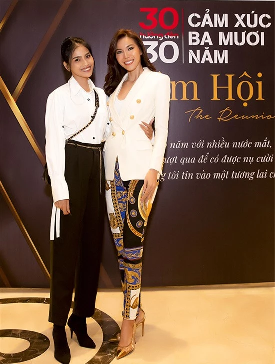 Siêu mẫu Minh Tú gây chú ý khi mặc quần hoạ tiết nổi bật dự sự kiện hôm 29/11.