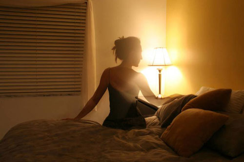 Nửa đêm không thấy chồng, vợ ra phòng khách thấy cảnh khó hiểu, 3 tháng sau sốc trước sự thật