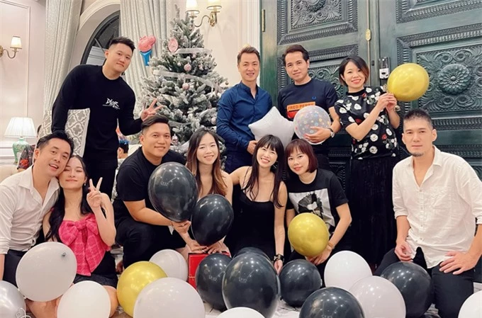 Ngoài vợ chồng Dương Khắc Linh, một cộng sự, bạn bè thân thiết cũng được mời dự tiệc tại biệt thự của vợ chồng Đăng Khôi.