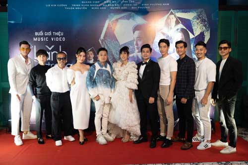 Diễm My 9X xinh như công chúa bên Quang Vinh nhưng tâm điểm chú ý lại thuộc về Lynk Lee với bộ đầm "chặt chém"