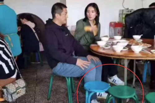 Lý Á Bằng đi giày đôi với bạn gái mới kém 19 tuổi khi công khai hẹn hò