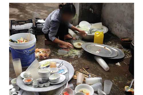 Bị bắt rửa 8 mâm bát ngay trong ngày ra mắt, cô gái trẻ có pha xử lý “không tưởng tượng nổi” với 300 nghìn đồng khiến nhiều người bức xúc