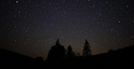 Tại sao trời lại tối vào ban đêm?