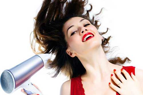 5 thói quen tai hại cần loại bỏ ngay khi sử dụng máy sấy tóc