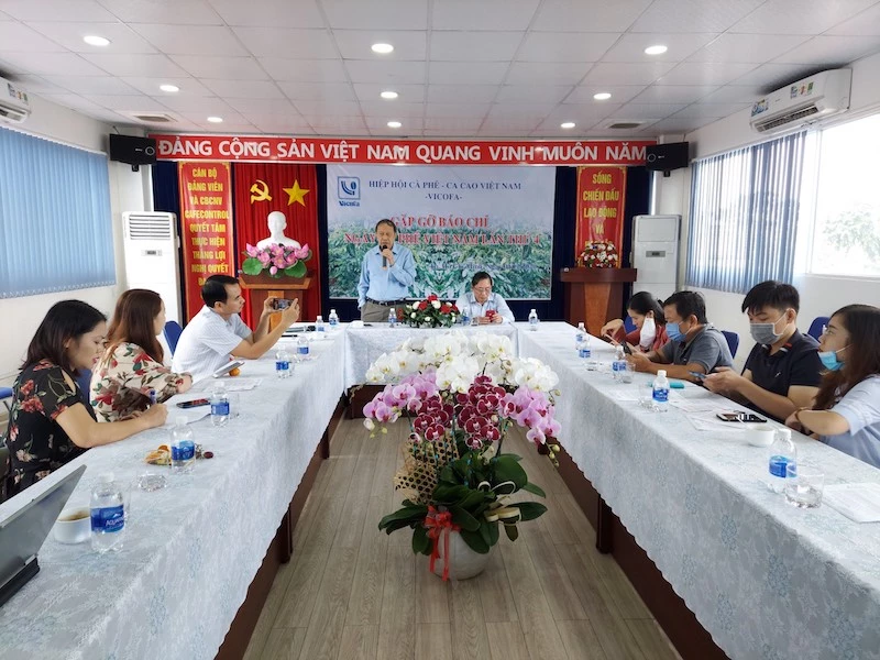 Ông Lương Văn Tự (đứng) - Chủ tịch Vicofa và ông Nguyễn Nam Hải – Phó Chủ tịch thường trực Vicofa chủ trì buổi gặp gỡ báo chí.