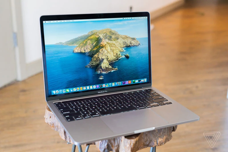 10. MacBook Pro 13 2020 (giá khởi điểm: 1.799 USD).