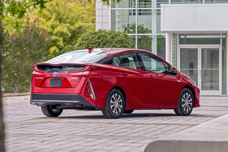 10. Toyota Prius Prime 2020 (sức chứa khoang hành lý: 561 lít).