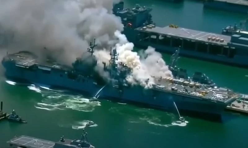 Tàu đổ bộ đa năng USS Bonhomme Richard (LHD-6) trong vụ cháy diễn ra hồi tháng 7. Ảnh: Topwar.