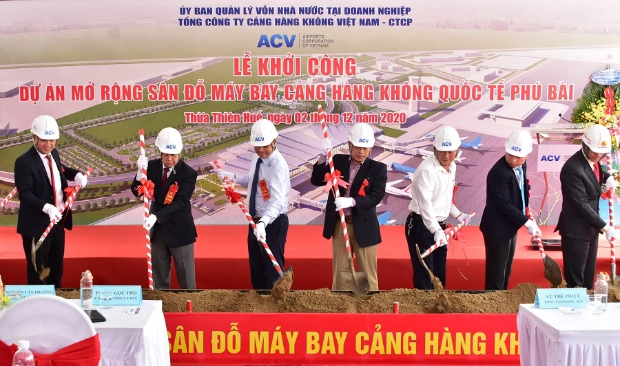 Các đại biểu thực hiện nghi thức khởi công Dự án mở rộng sân đỗ máy bay Cảng hàng không quốc tế Phú Bài.