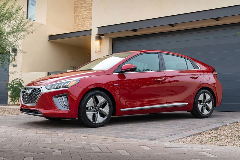 2. Hyundai Ioniq 2020 (sức chứa khoang hành lý: 750 lít).