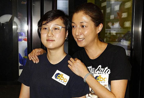 Cựu Hoa hậu châu Á phủ nhận sinh con cho Thành Long vì tiền