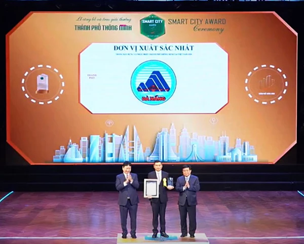 Ngày 24/11 tại Hà Nội, đại diện lãnh đạo UBND TP Đà Nẵng đã nhận giải thưởng "Thành phố thông minh Việt Nam 2020" (Vietnam Smart City Award 2020) do Hiệp hội Phần mềm và Dịch vụ CNTT Việt Nam 