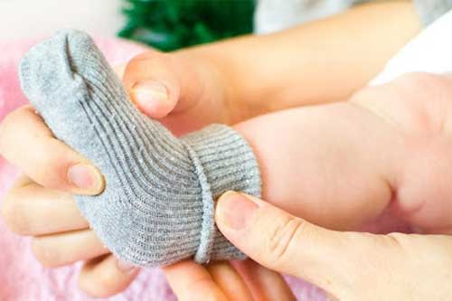 Đi tất cho trẻ khi ngủ: Tưởng tốt hóa ra hại đủ đường, thậm chí tăng nguy cơ đột tử