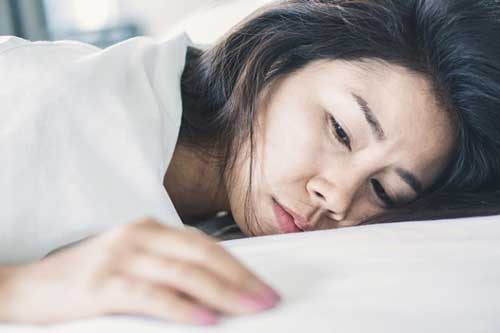 Sáng ngủ dậy phát hiện tôi lén cho em gái ngủ nhờ một đêm, chồng nổi cơn thịnh nộ buộc tôi phải vơ quần áo bỏ đi