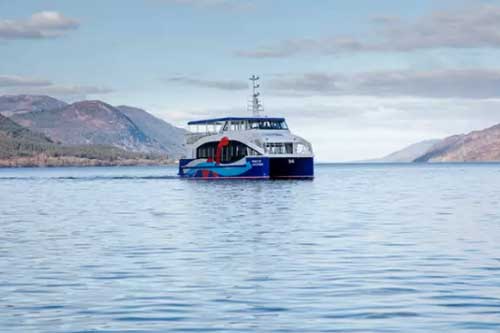 Chạm trán sinh vật bí ẩn dài 10 mét dưới hồ Loch Ness