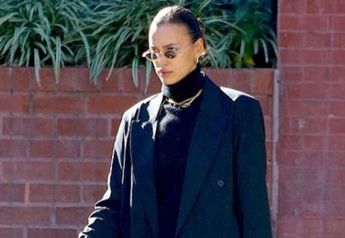 Irina Shayk bị chê già hơn tuổi khi diện set đồ vest ra phố