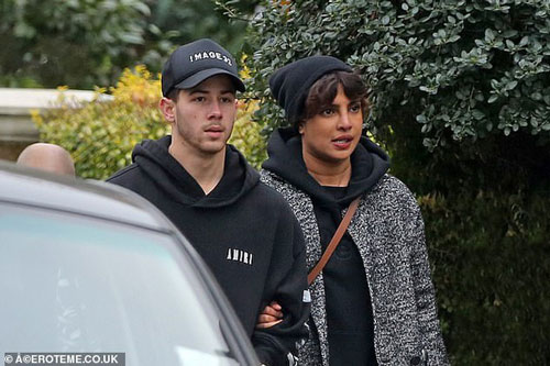 Hoa hậu Thế giới già nua khi ra phố cùng chồng kém 10 tuổi