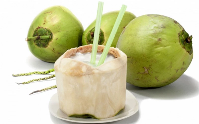 Nước từ quả dừa tươi có tác dụng giải nhiệt, làm mát và cung cấp nhiều khoáng chất có lợi cho cơ thể.