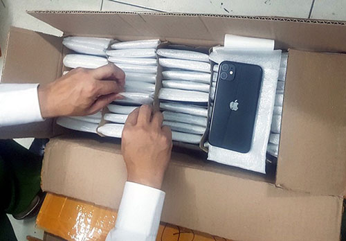Hà Nội: Phát hiện gần 900 chiếc iPhone nghi nhập lậu