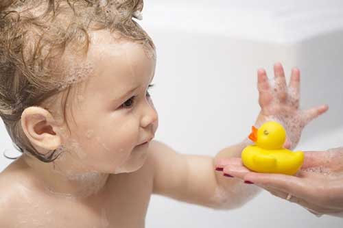 Vì sao vịt cao su trong nhà tắm gây nguy hiểm cho con trẻ?