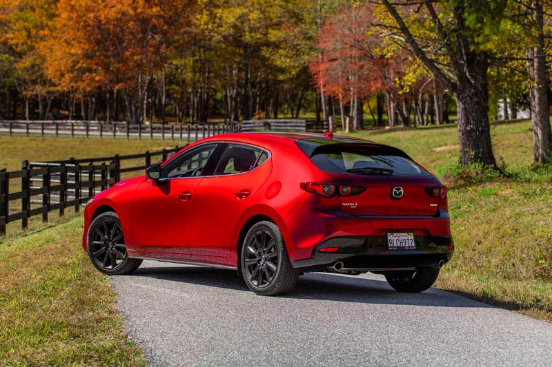 8. Mazda3 Hatchback 2020 (sức chứa khoang hành lý: 569 lít).