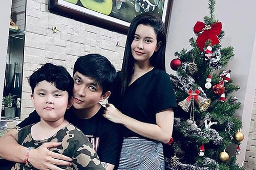 Tim và Trương Quỳnh Anh cùng con trai trang trí Giáng sinh